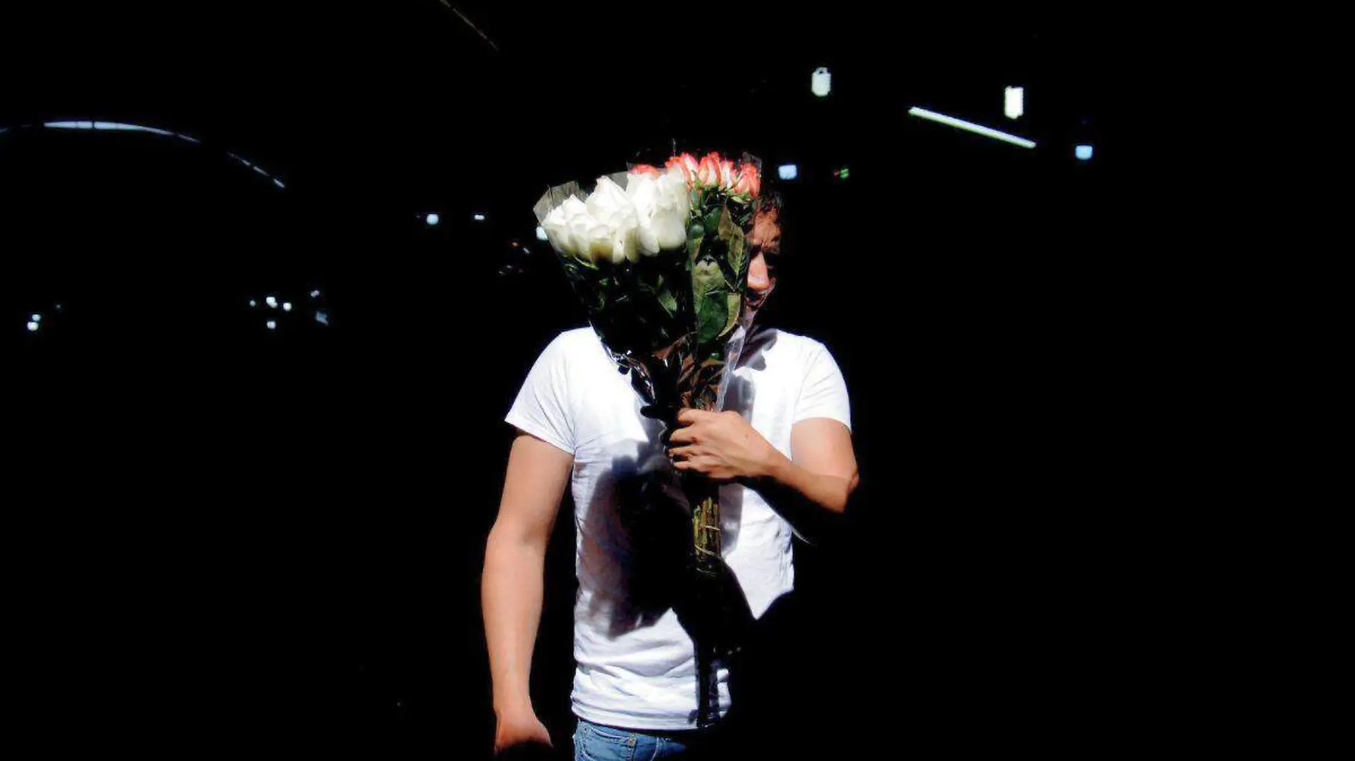 hombre con flores